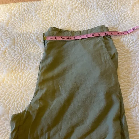 H&M army green, size XXL flat front shorts. - Picture 4 of 5